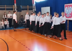 Uczniowie tańczący poloneza