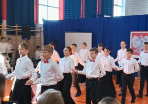 Uczniowie tańczący poloneza