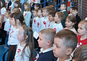 Uczniowie śpiewający hymn