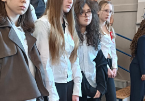 Uczniowie śpiewający hymn