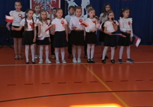 Uczniowie klasy I śpiewający piosenkę