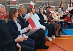 Rodzice i nauczyciele z flagami