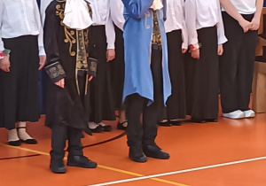 Uczniowie w strojach szlacheckich i pozostali uczniowie przygotowujący apel