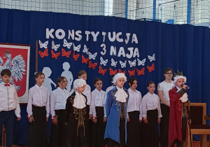 Uczniowie w strojach szlacheckich i pozostali uczniowie przygotowujący apel