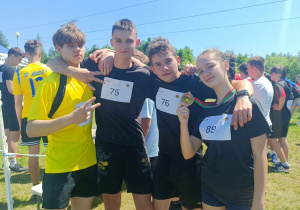 Uczniowie reprezentujący szkołę