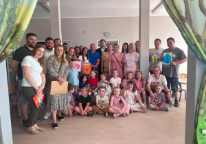 Uczniowie klasy "0" z rodzicami i wychowawcą