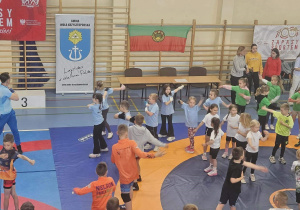 Rozgrzewka w sali gimnastycznej