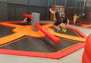 Uczniowie na trampolinie