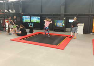 Uczniowie na trampolinie