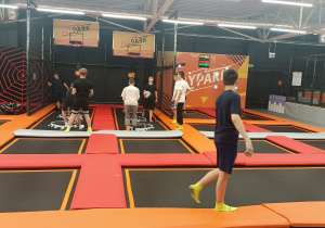 Uczniowie na trampolinie
