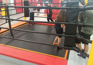 Uczniowie na trampolinie