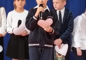 Uczniowie Szkoły przedstawiający sylwetkę Patrona