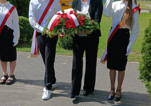 Delegacja składająca z Panią Dyrektor kwiaty pod pomnikiem