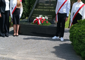 Delegacja składająca z Panią Dyrektor kwiaty pod pomnikiem