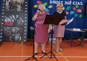 Pani dyrektor z nauczycielem wręczającym nagrody i dyplomy