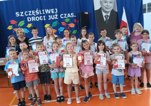 Nagrodzeni uczniowie z Panią Dyrektor i nauczycielem