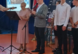 Uczniowie klasy VIII z wychowawcą