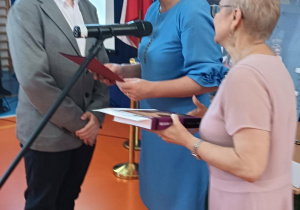 Wręczanie przez Dyrektora i wychowawcę świadectw absolwentom