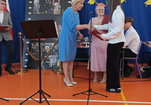Wręczanie przez Dyrektora i wychowawcę świadectw absolwentom