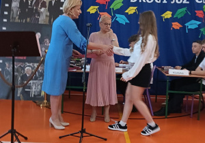 Wręczanie przez Dyrektora i wychowawcę świadectw absolwentom