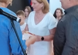 Wręczanie rodzicom przez Dyrektora i wychowawcę listów gratulacyjnych