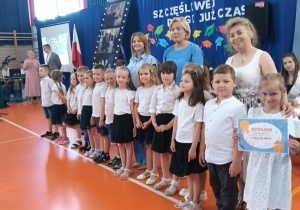 Klasa na medal z Dyrektorem, przewodniczącą Rady Rodziców i wychowawcą