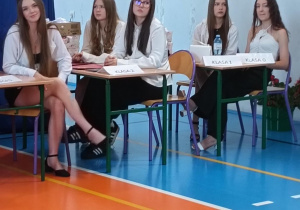 Uczniowie klasy VIII podczas części artystycznej