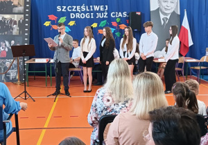 Uczniowie klasy VIII podczas części artystycznej