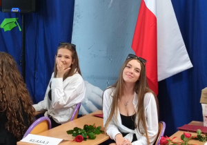 Uczniowie klasy VIII podczas części artystycznej