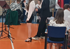 Uczniowie klasy VIII podczas części artystycznej