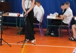 Uczniowie klasy VIII podczas części artystycznej