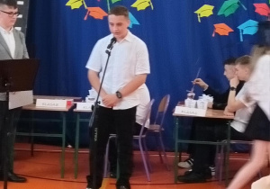 Uczniowie klasy VIII podczas części artystycznej