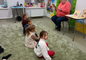 Uczniowie i prowadząca zajęcia w Bibliotece Pedagogicznej