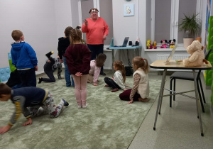 Uczniowie wykonują zadania prowadzącego