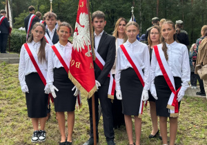Poczet sztandarowy i delegacja szkoły