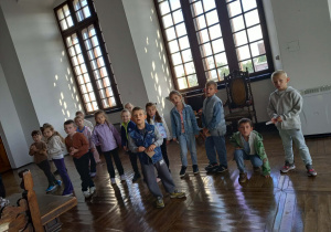 Uczniowie w sali Zamku Królewskiego