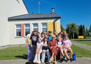 Uczniowie z nauczycielem