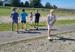 Uczniowie poszukujący okazów do obserwacji