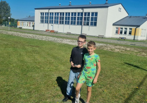 Uczniowie podczas zajęć terenowych