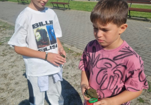 Uczniowie obserwujący przyrodę