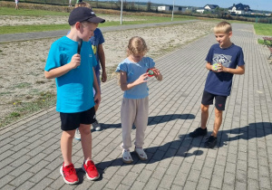 Uczniowie obserwujący przyrodę