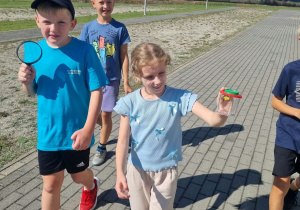 Uczniowie obserwujący przyrodę