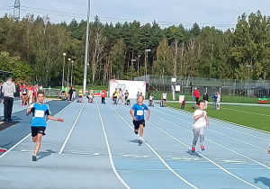 Uczniowie rywalizujący w konkurencji na bieżni