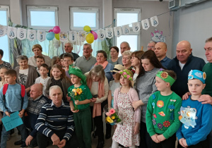 Uczniowie z babciami i dziadkami