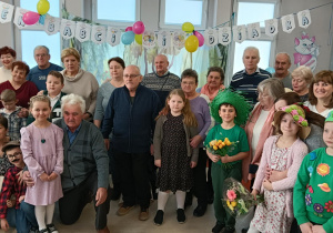 Uczniowie z babciami i dziadkami