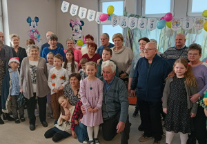 Uczniowie z babciami i dziadkami