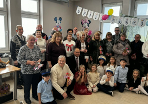 Uczniowie z babciami i dziadkami