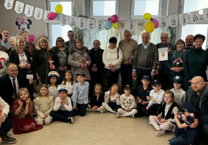 Uczniowie z babciami i dziadkami