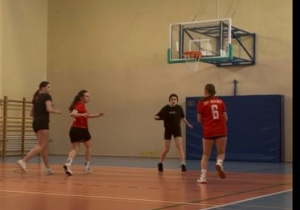 Zawodnicy na boisku w trakcie meczu