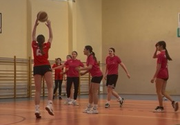 Zawodnicy na boisku w trakcie meczu